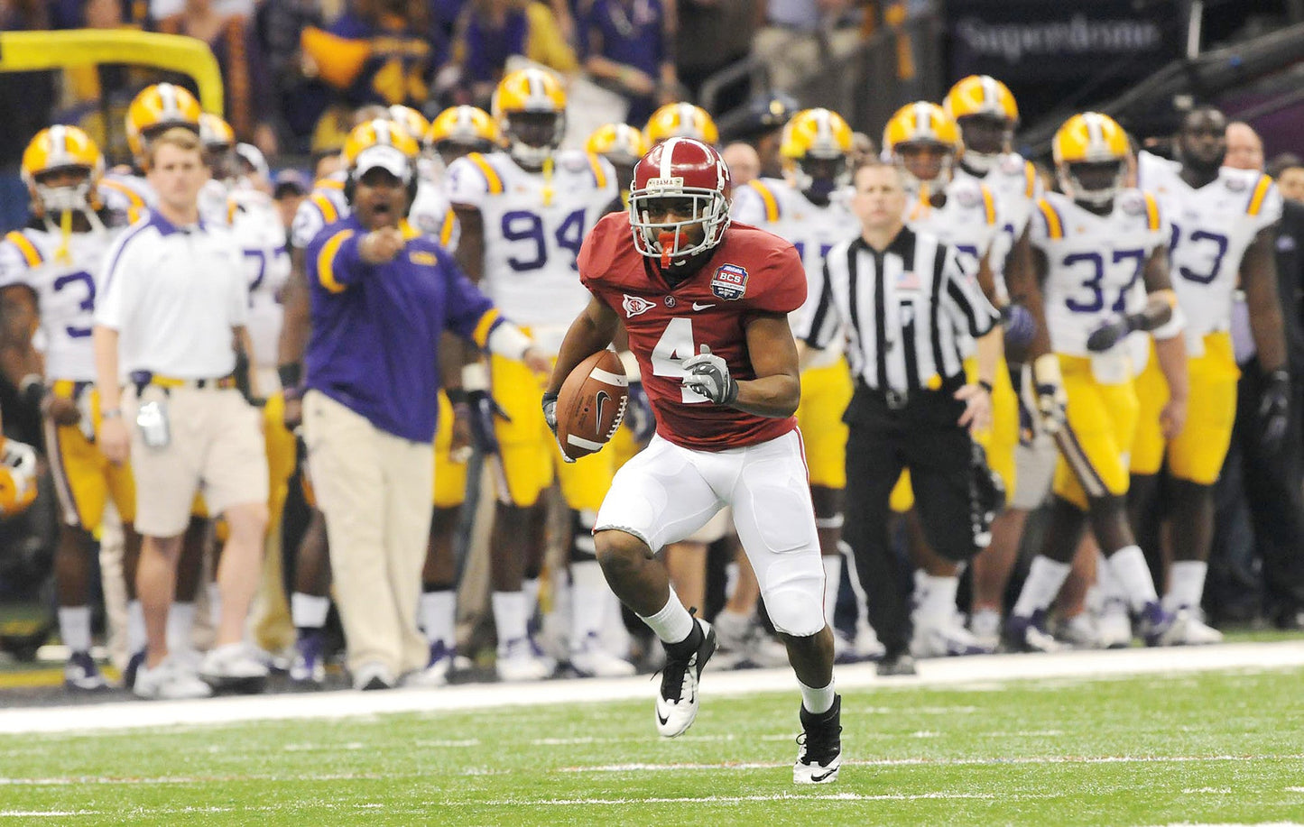 Crimson Reign: Alabama's 2011 Season and Return to the top of College Football Book