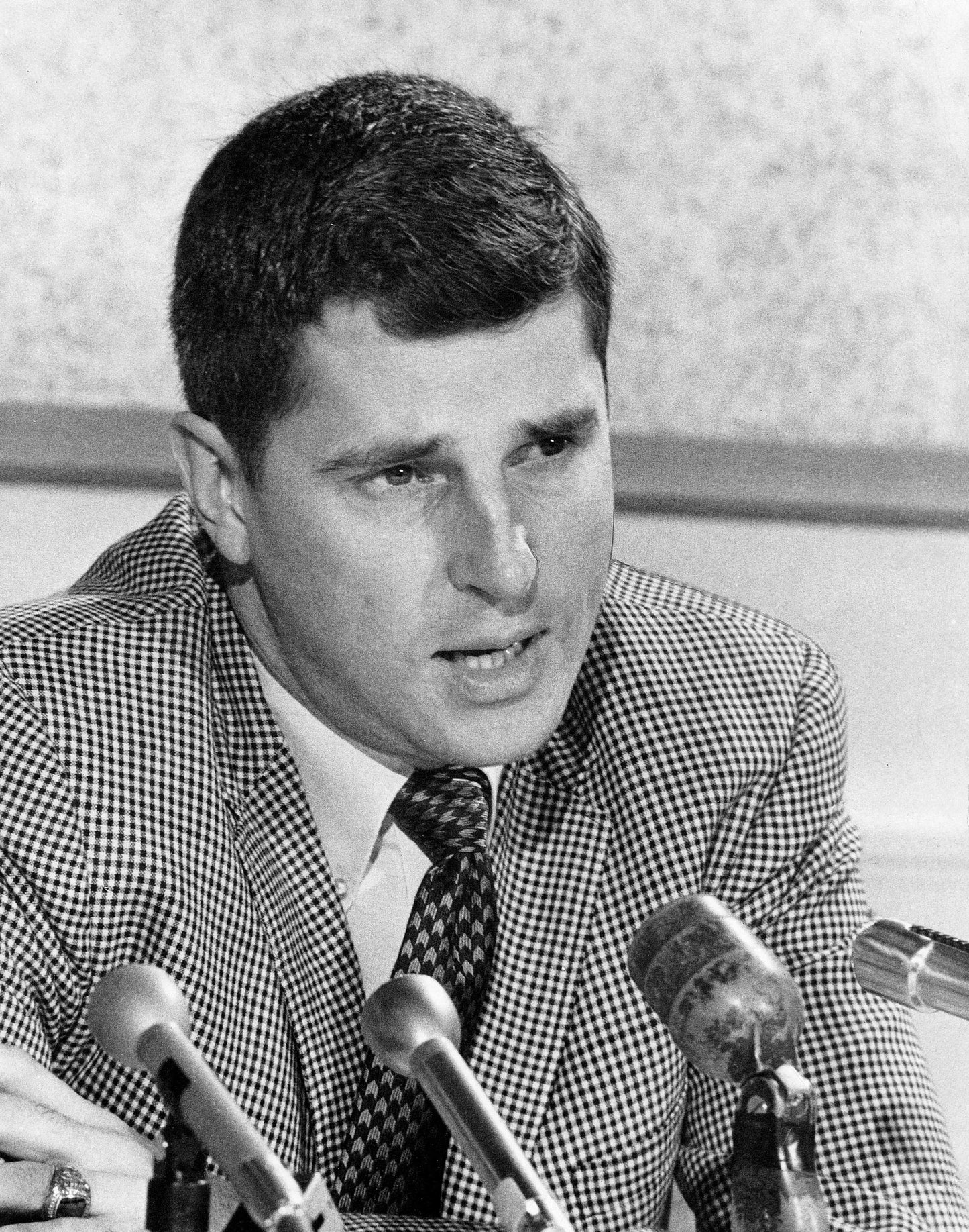 Bob Knight: On the Record: The Story of a Complex Character and Hall of Fame Coach Book