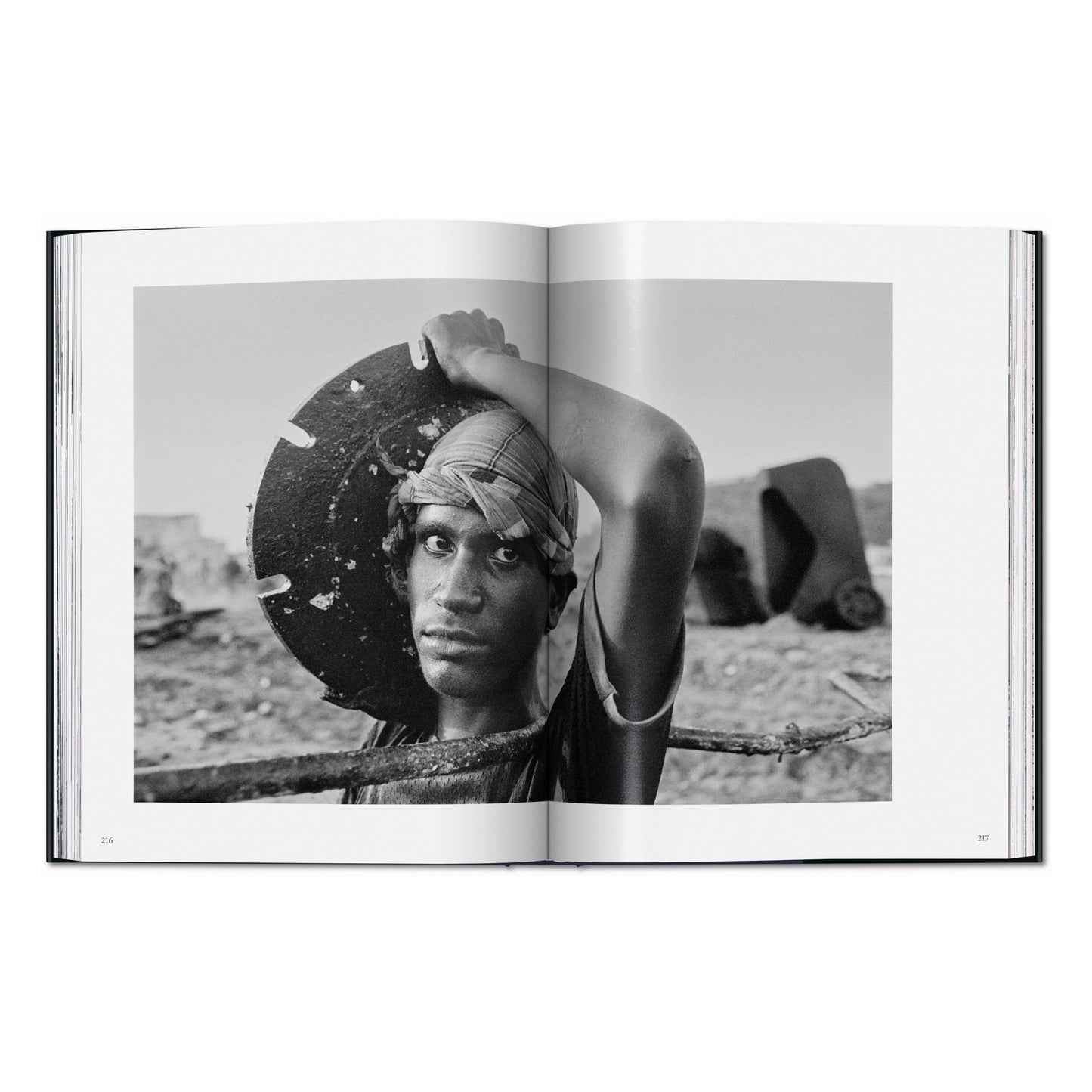 Sebastião Salgado. Workers. An Archaeology of the Industrial Age (English) Book