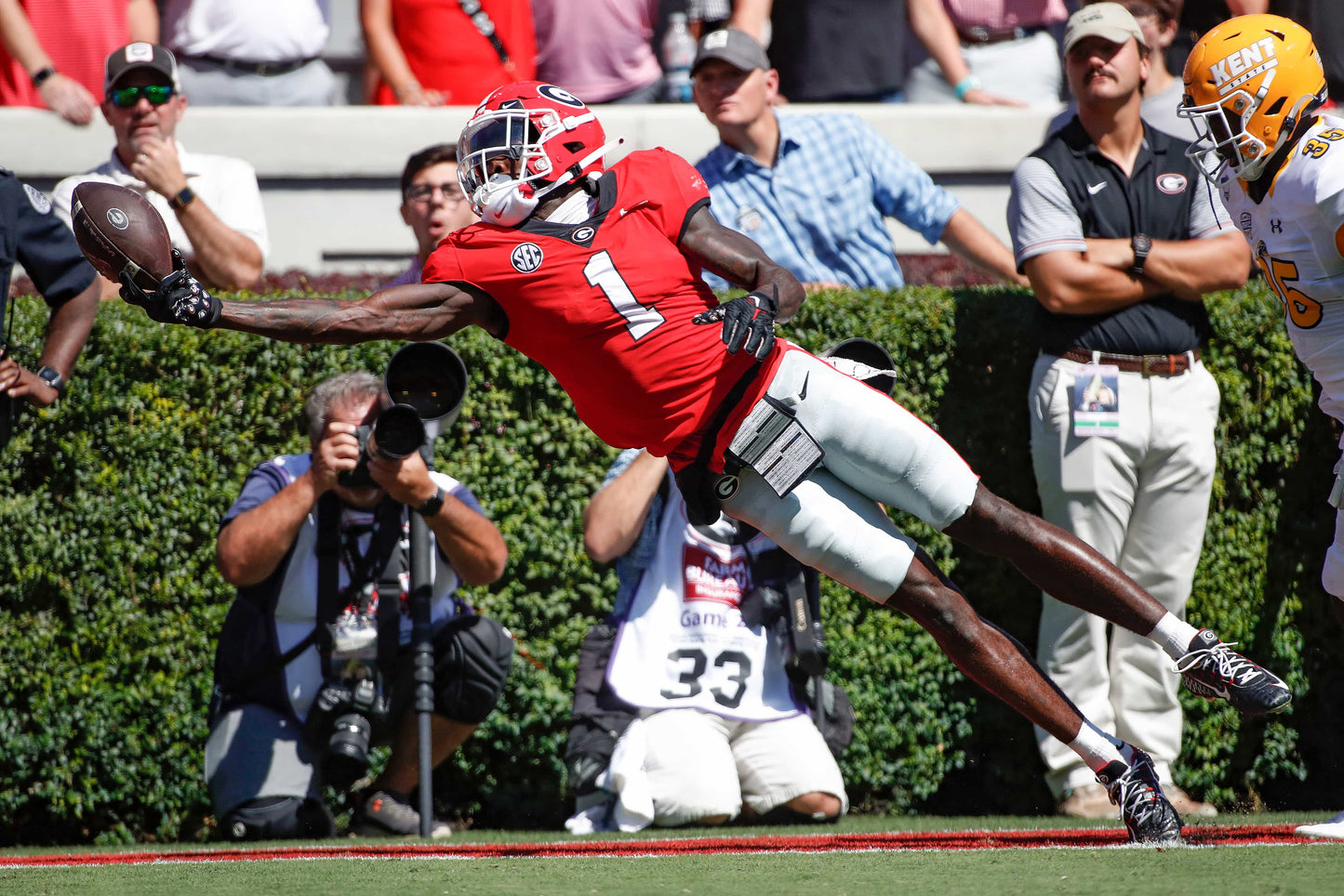 Glorious: Georgia Secures Its Second Consecutive National Title with a Perfect Season Book