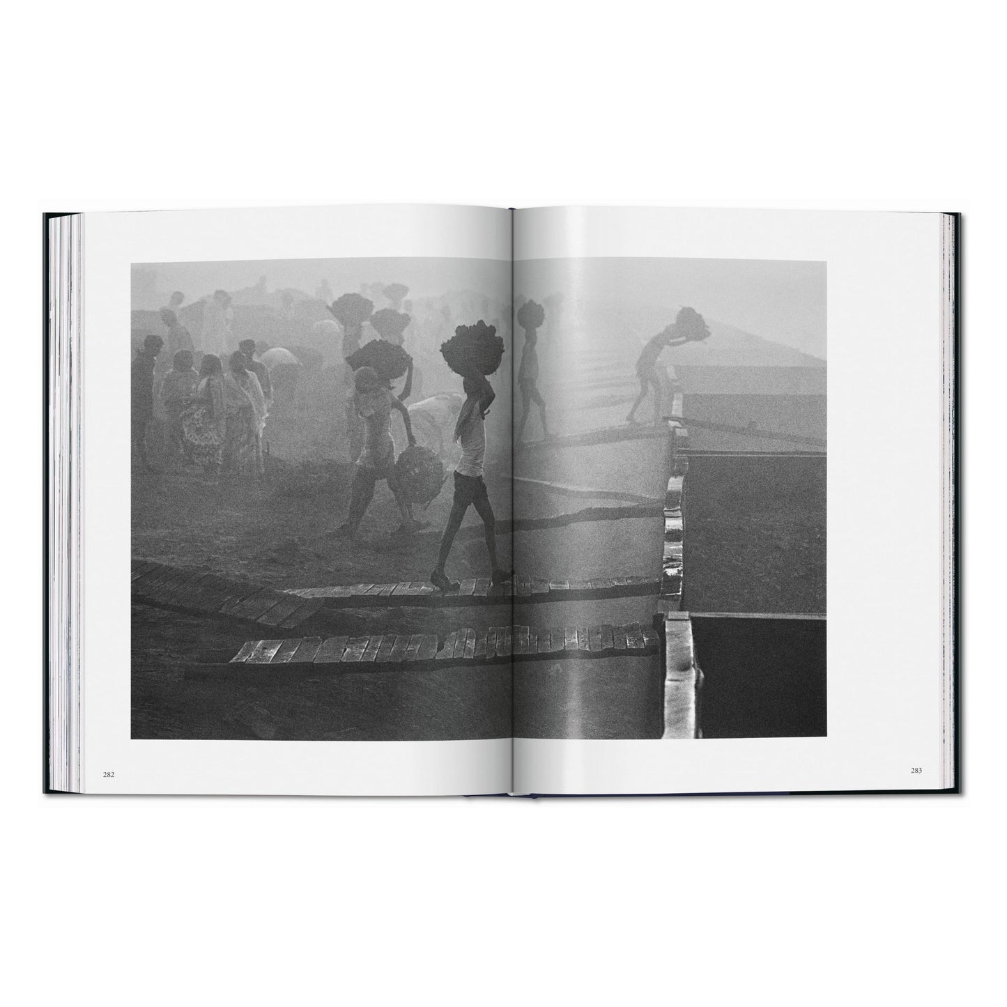 Sebastião Salgado. Workers. An Archaeology of the Industrial Age (English) Book