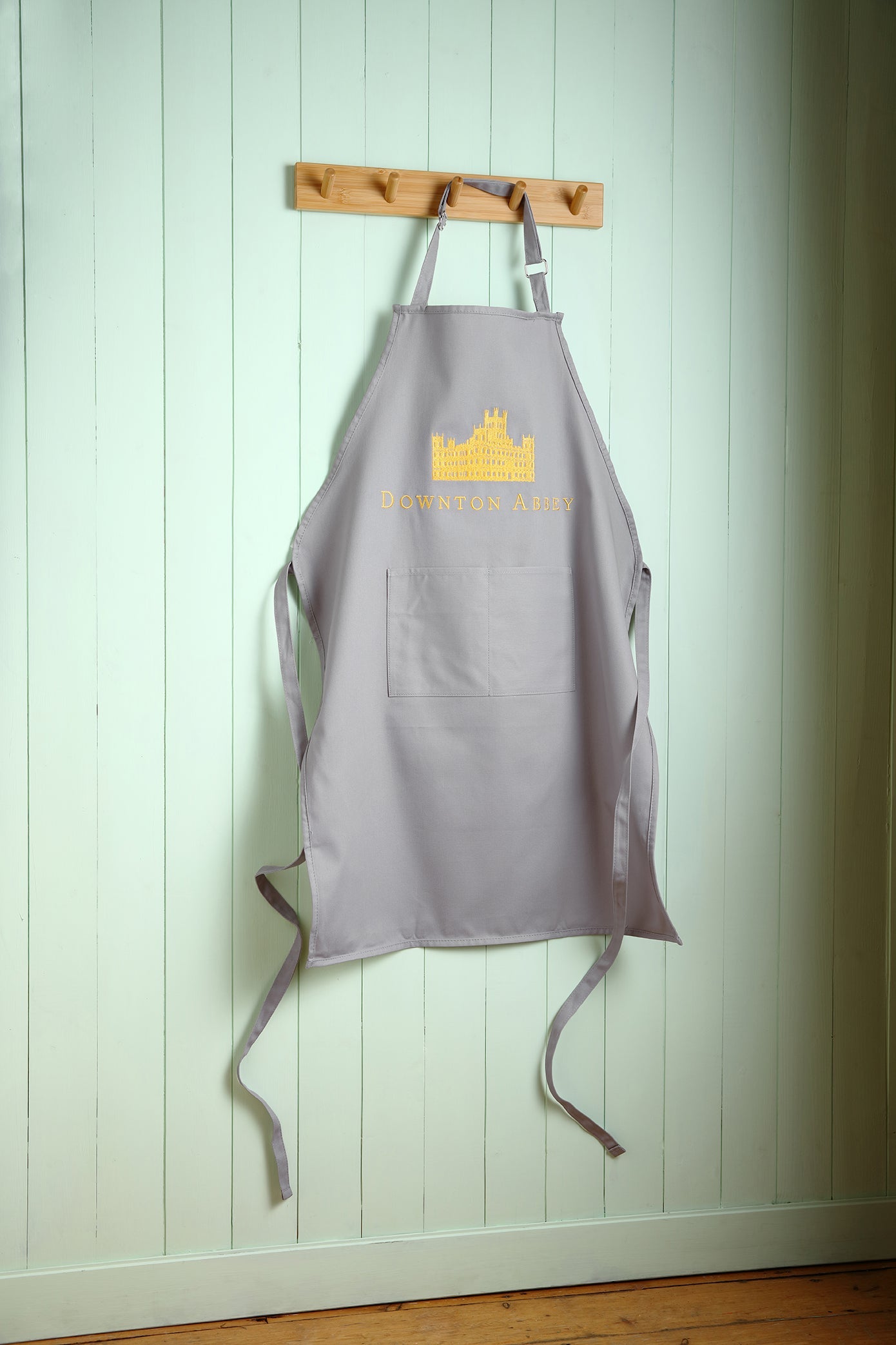 The Official Downton Abbey Cookbook - Gift Set (Book + Apron) Hardcover Book