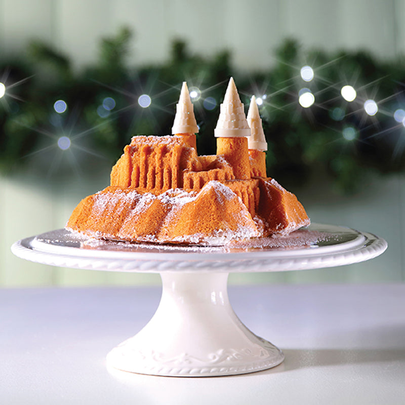 Harry Potter: Hogwarts in the Snow Cake Pan Set Hardcover Book
