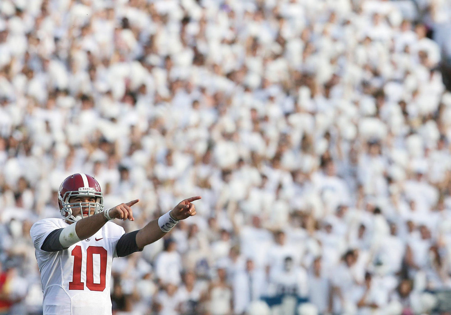 Crimson Reign: Alabama's 2011 Season and Return to the top of College Football Book