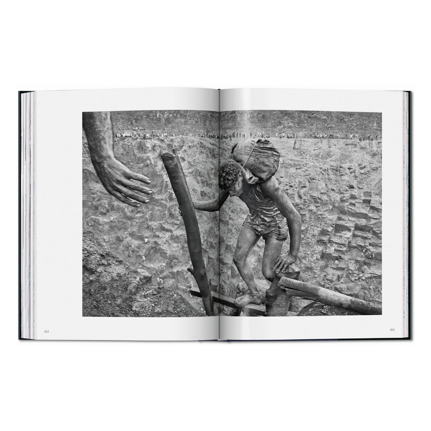 Sebastião Salgado. Workers. An Archaeology of the Industrial Age (English) Book